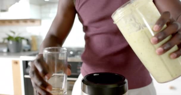 美国中部的非洲裔男子在厨房里准备着健康的冰沙 动作缓慢 生活方式 健康生活 食物和家庭生活 — 图库视频影像