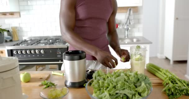 Keskiosa Afrikkalainen Amerikkalainen Mies Valmistautuu Terve Smoothie Keittiössä Kotona Hidastettuna — kuvapankkivideo