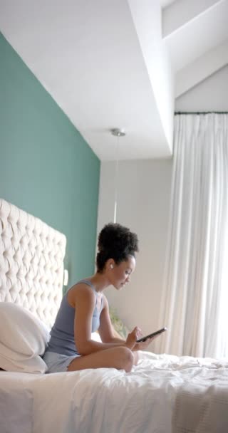 Vidéo Verticale Femme Biraciale Utilisant Smartphone Sur Lit Dans Chambre — Video