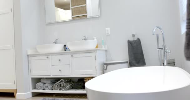 Vista General Del Baño Con Bañera Casa Espejo Lavabo Cámara — Vídeo de stock