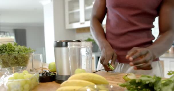 Keskiosa Afrikkalainen Amerikkalainen Mies Valmistautuu Terve Smoothie Keittiössä Kotona Hidastettuna — kuvapankkivideo