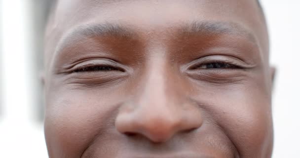 Portrét Šťastného Afroameričana Jak Doma Dívá Kameru Zpomaleně Životní Styl — Stock video