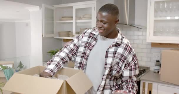 Selamat African American Man Membongkar Kotak Dapur Rumah Gerakan Lambat — Stok Video