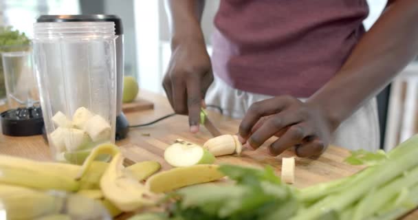 Middel Afrikansk Amerikansk Man Förbereder Hälsosam Smoothie Köket Hemma Slow — Stockvideo