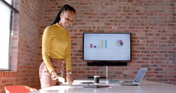 Африканская Американка Обычная Деловая Женщина Просматривает Документы Помощью Ноутбука Офисе — стоковое видео