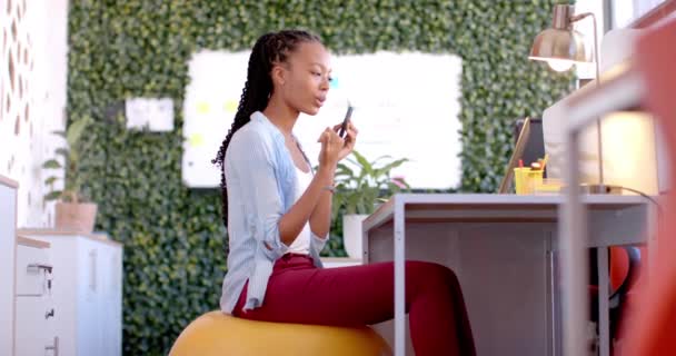 Африканская Американская Деловая Женщина Делает Видеозвонок Помощью Ноутбука Офисе Замедленная — стоковое видео