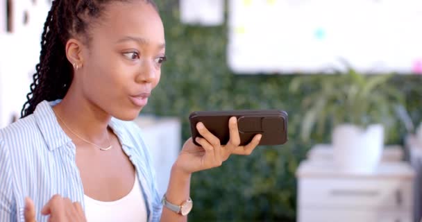Africká Příležitostná Americká Obchodnice Mluví Kanceláři Smartphonu Zpomaleně Nenáročná Kancelář — Stock video