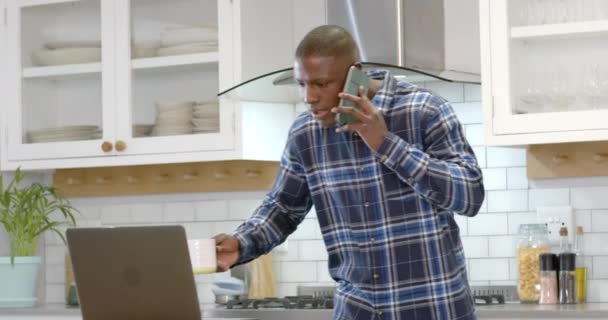 Homme Afro Américain Utilisant Ordinateur Portable Parlant Sur Smartphone Dans — Video