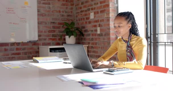 Afroamericana Mujer Negocios Casual Usando Laptop Oficina Soleada Oficina Informal — Vídeos de Stock