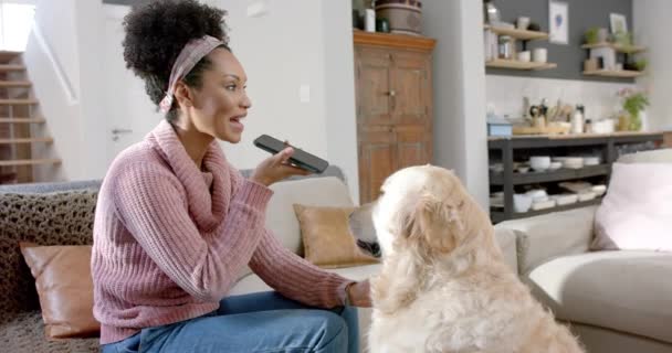 Szczęśliwa Birasowa Kobieta Pieszcząca Psa Rozmawiająca Smartfonie Domu Zwolnione Tempo — Wideo stockowe