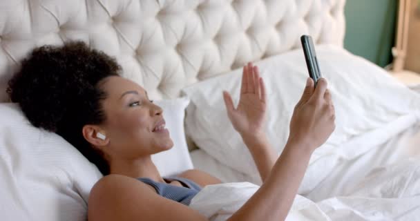 Mulher Biracial Feliz Com Fones Ouvido Fazendo Videochamada Usando Smartphone — Vídeo de Stock