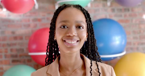 Portrait Einer Glücklichen Afrikanisch Amerikanischen Geschäftsfrau Gegen Wand Mit Gymnastikbällen — Stockvideo