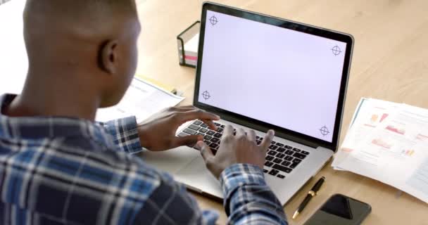 Африканский Американец Сидит Столом Используя Ноутбук Копировальным Пространством Экране Дома — стоковое видео