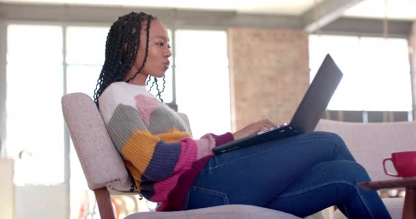 Αφροαμερικάνα Επιχειρηματίας Που Χρησιμοποιεί Φορητό Υπολογιστή Στο Γραφείο Καθήκοντα Γραφείου — Αρχείο Βίντεο