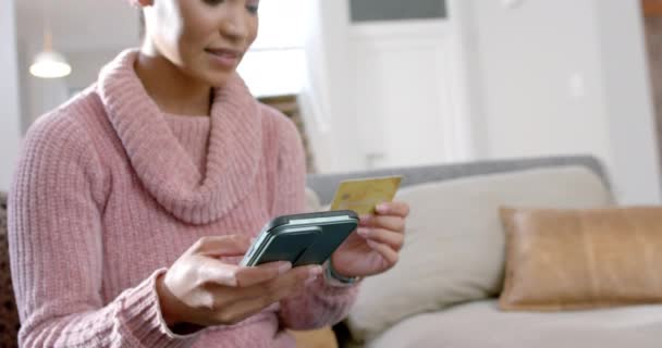 Mulher Biracial Feliz Usando Smartphone Cartão Crédito Casa Câmera Lenta — Vídeo de Stock