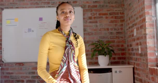 Porträt Einer Glücklichen Afrikanisch Amerikanischen Geschäftsfrau Sonnigem Büro Zeitlupe Casual — Stockvideo