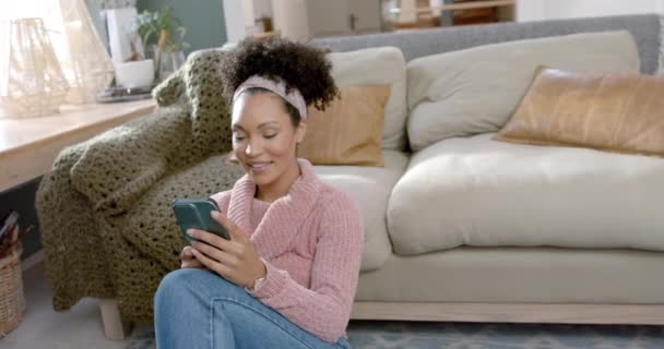 快乐的女人在家里用智能手机 慢动作 生活方式 交流和家庭生活 保持不变 — 图库视频影像