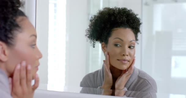 Mujer Birracial Feliz Albornoz Mirando Espejo Baño Cámara Lenta Estilo — Vídeo de stock