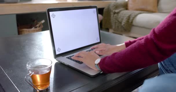 Ręce Birasowej Kobiety Używającej Laptopa Miejsca Ksero Domu Zwolnione Tempo — Wideo stockowe