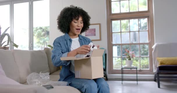 ハッピーな女性は 自宅でショッピングボックスをアンパッキング スローモーション ライフスタイル ショッピング 国内生活 変わらない — ストック動画