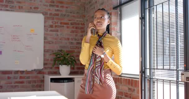 Femme Affaires Afro Américaine Occasionnelle Parlant Sur Smartphone Dans Bureau — Video