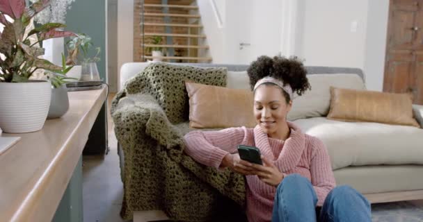 Mulher Biracial Feliz Usando Smartphone Casa Câmera Lenta Estilo Vida — Vídeo de Stock