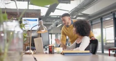 Muhtelif erkek ve kadınlar ofiste bilgisayar üzerinde tartışıyorlar. İş, teknoloji ve ofis kavramı