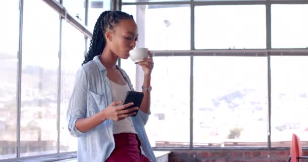 Africká Příležitostná Podnikatelka Používající Smartphone Kanceláři Zpomalený Film Kopírovací Prostor — Stock video