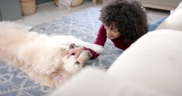 Onnellinen Biracial Nainen Kultainen Noutaja Koira Älypuhelimella Kotona Hidastettuna Elämäntapa — kuvapankkivideo