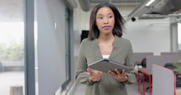 Африканская Американская Деловая Женщина Использует Цифровые Планшеты Идет Офис Бизнес — стоковое видео