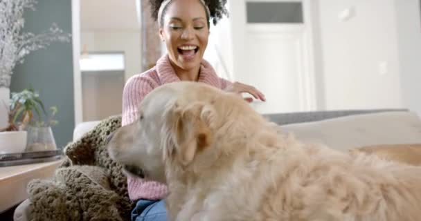 Šťastná Biracial Woman Mazlící Pes Doma Zpomalený Film Životní Styl — Stock video