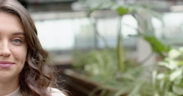 Halbgesicht Porträt Einer Kaukasischen Frau Die Auf Dem Balkon Büro — Stockvideo