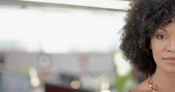 Ritratto Mezza Faccia Donna Afroamericana Sorridente Sul Balcone Dell Ufficio — Video Stock