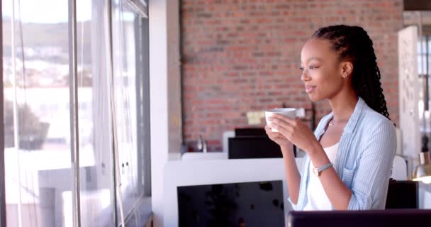 Afroamerykanka Swobodna Bizneswoman Pijąca Kawę Przez Okno Biurze Zwolnione Tempo — Wideo stockowe