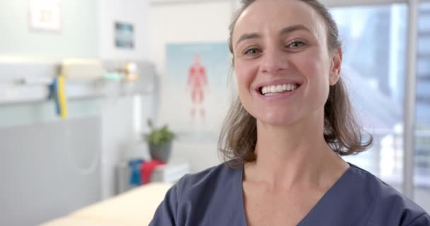 Rehabilitasyon Merkezinde Gülümseyen Beyaz Kadın Fizyoterapist Portresi Fizyoterapi Rehabilitasyonu Tıbbi — Stok video