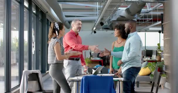 不同的同事在办公室里互相握手 技术和办公室概念 — 图库视频影像
