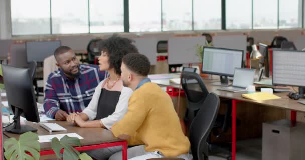 Трое Счастливых Коллег Обсуждают Компьютером Офисе Бизнес Технологии Офисная Концепция — стоковое видео