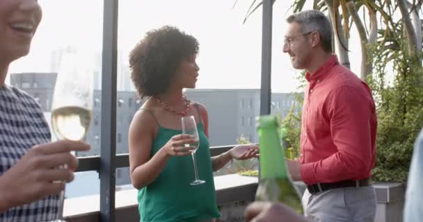 Diversos Colegas Negocios Tomando Bebidas Hablando Entre Balcón Oficina Concepto — Vídeos de Stock