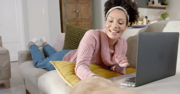 Glad Kvinne Med Gylden Retriever Hund Ved Hjelp Laptop Hjemme – stockvideo