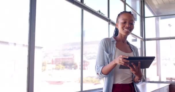 Счастливая Африканская Американская Деловая Женщина Пользующаяся Планшетом Офисе Замедленная Съемка — стоковое видео