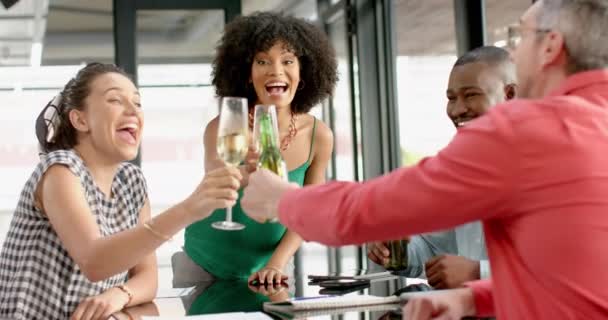 Equipo Diversos Colegas Felices Brindando Bebidas Juntos Oficina Concepto Empresa — Vídeo de stock