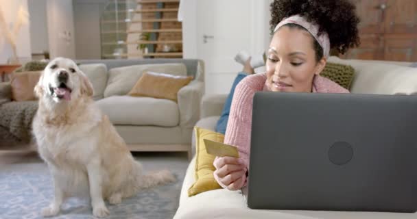 Mulher Biracial Feliz Com Cão Golden Retriever Usando Laptop Cartão — Vídeo de Stock