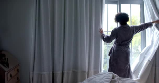 Parte Posterior Mujer Biracial Albornoz Cortinas Apertura Dormitorio Cámara Lenta — Vídeos de Stock