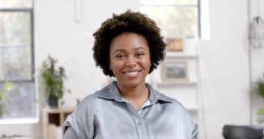 Mutlu Afro-Amerikan sıradan iş kadınının portresi, ağır çekimde. Günlük ofis, iş ve iş, değiştirilmemiş.
