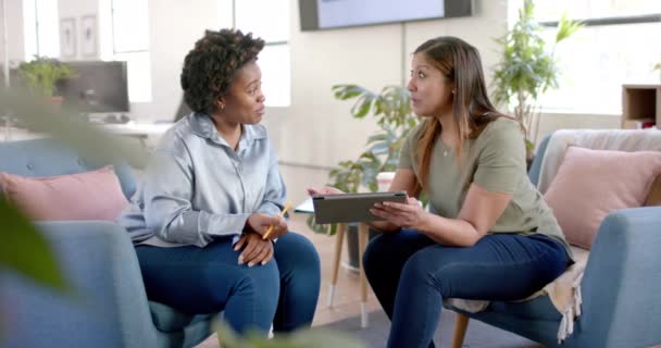 Diversos Negocios Colegas Femeninos Discusión Usando Tableta Reunión Informal Oficina — Vídeos de Stock