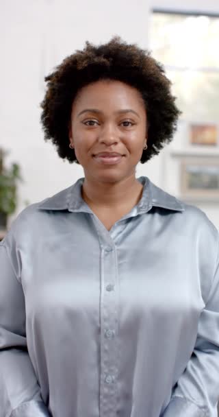 Κάθετο Βίντεο Του Πορτραίτου Της Χαρούμενης Αφροαμερικανής Περιστασιακής Επιχειρηματία Στο — Αρχείο Βίντεο