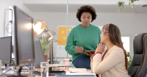 Olika Företag Kvinnliga Kollegor Diskussionen Med Bärbar Dator Casual Office — Stockvideo