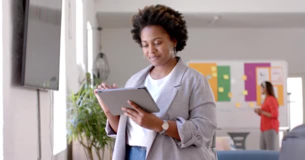 Mutlu Afro Amerikan Kadını Ofiste Tablet Kullanıyor Ağır Çekimde Günlük — Stok video