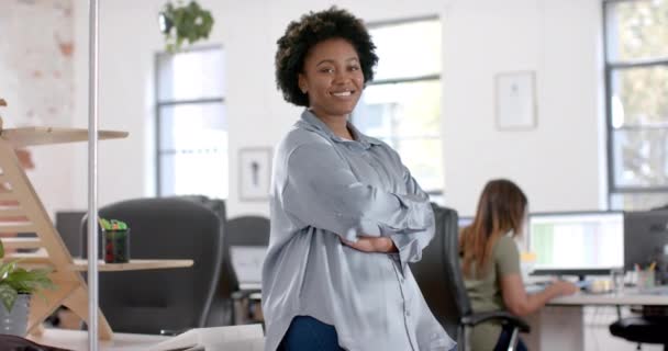 Porträt Einer Glücklichen Afrikanisch Amerikanischen Geschäftsfrau Büro Zeitlupe Casual Office — Stockvideo