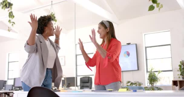Счастливые Разнообразные Деловые Женщины Коллеги Дают Пять Офисе Замедленная Съемка — стоковое видео